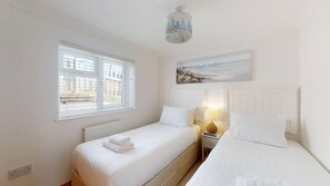 3 bedrooms, iron/ironing board, internet, bed sheets