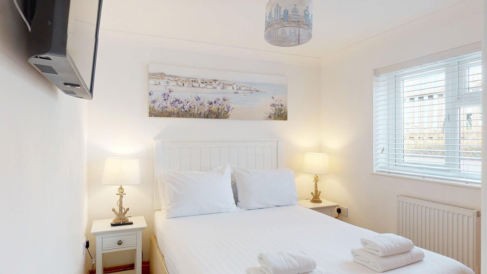 3 bedrooms, iron/ironing board, internet, bed sheets