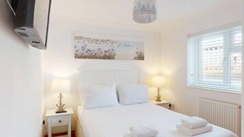 3 bedrooms, iron/ironing board, internet, bed sheets