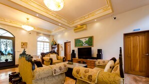 Lobby sitting area - Beauty Monroe Homestay (Wujie)