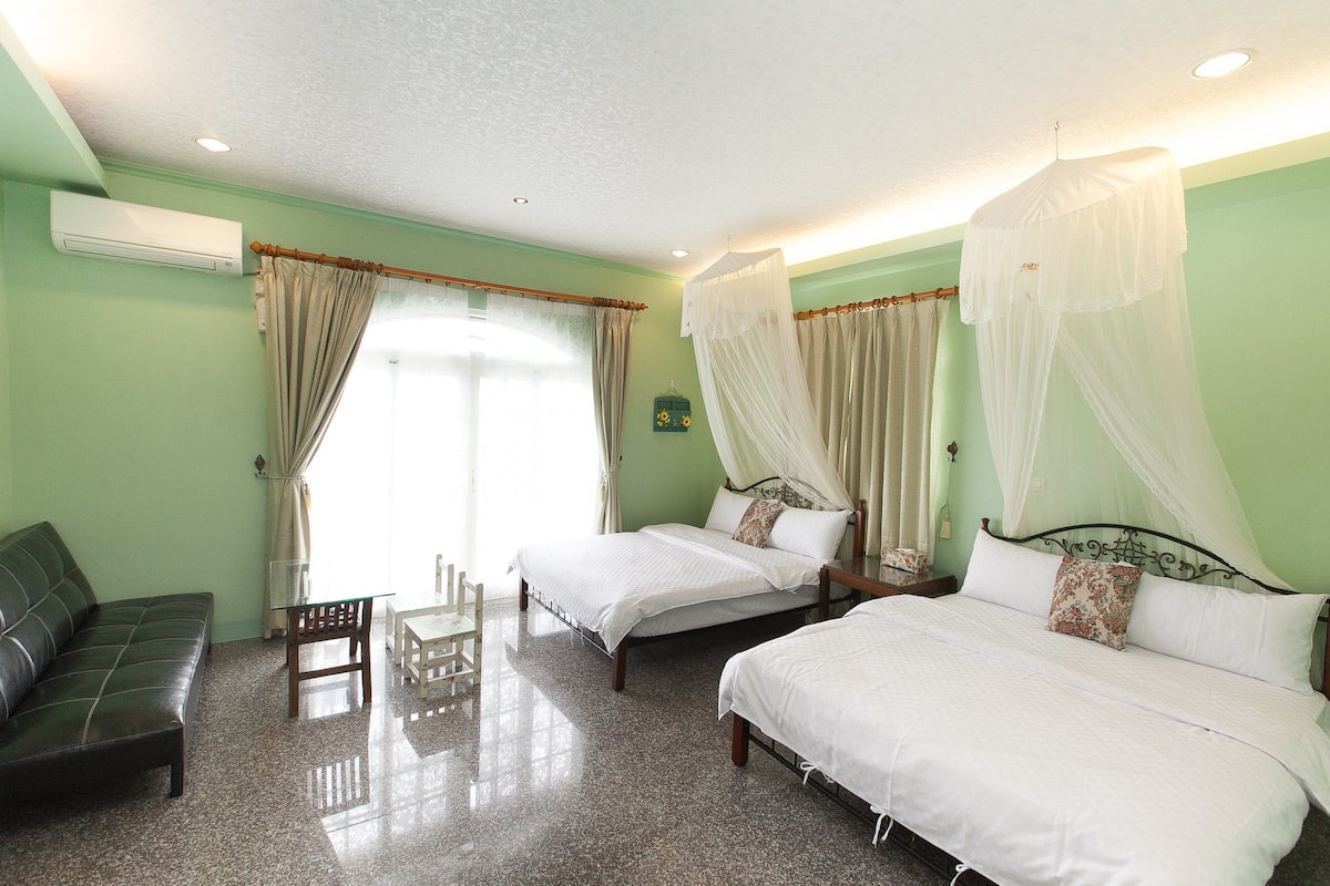Bàn, màn/rèm cản sáng, giường gấp/giường phụ (phụ phí)