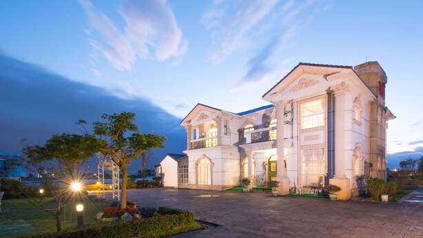 Front of property - evening/night - Beauty Monroe Homestay (Wujie)