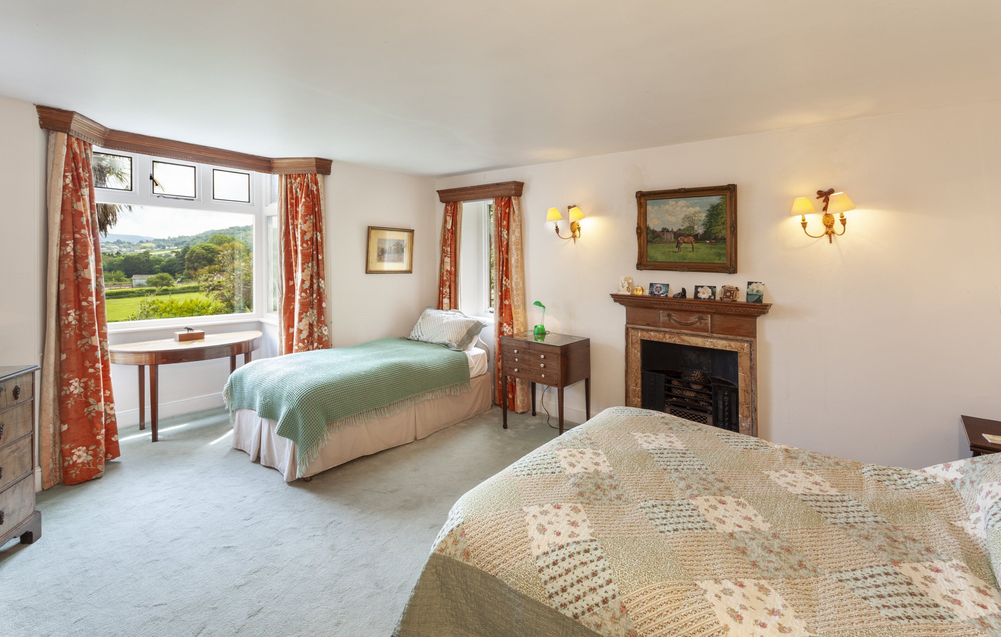 4 bedrooms, free Internet, bed sheets