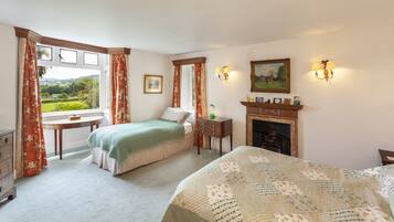 4 bedrooms, free Internet, bed sheets