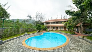 6 outdoor pools, pool umbrellas, pool loungers