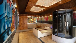 Une salle de bain moderne avec une baignoire sur pieds, une douche à parois de verre et un plafond en bois.
