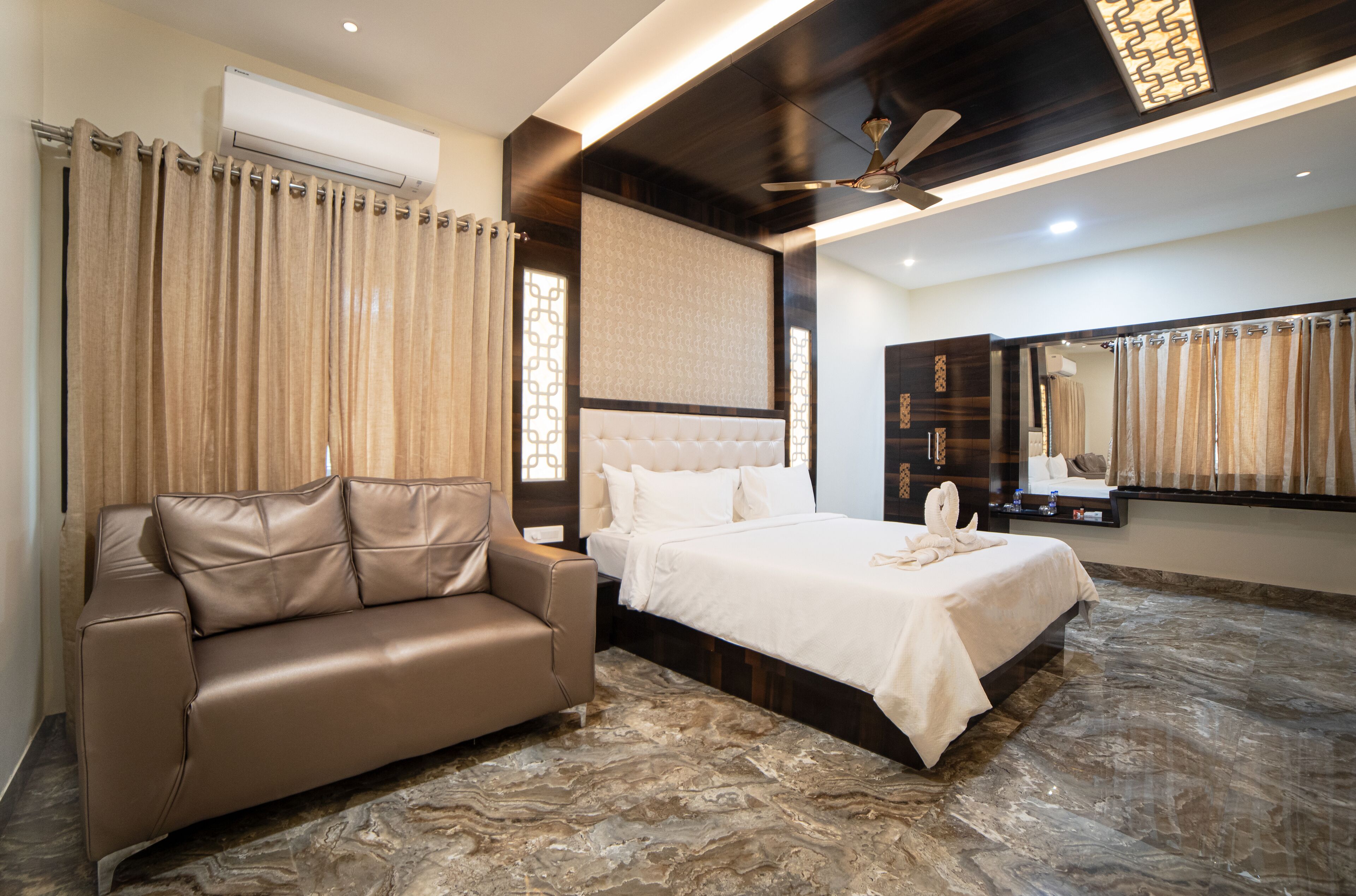 Ropa de cama de alta calidad, muebles diferentes y escritorio 