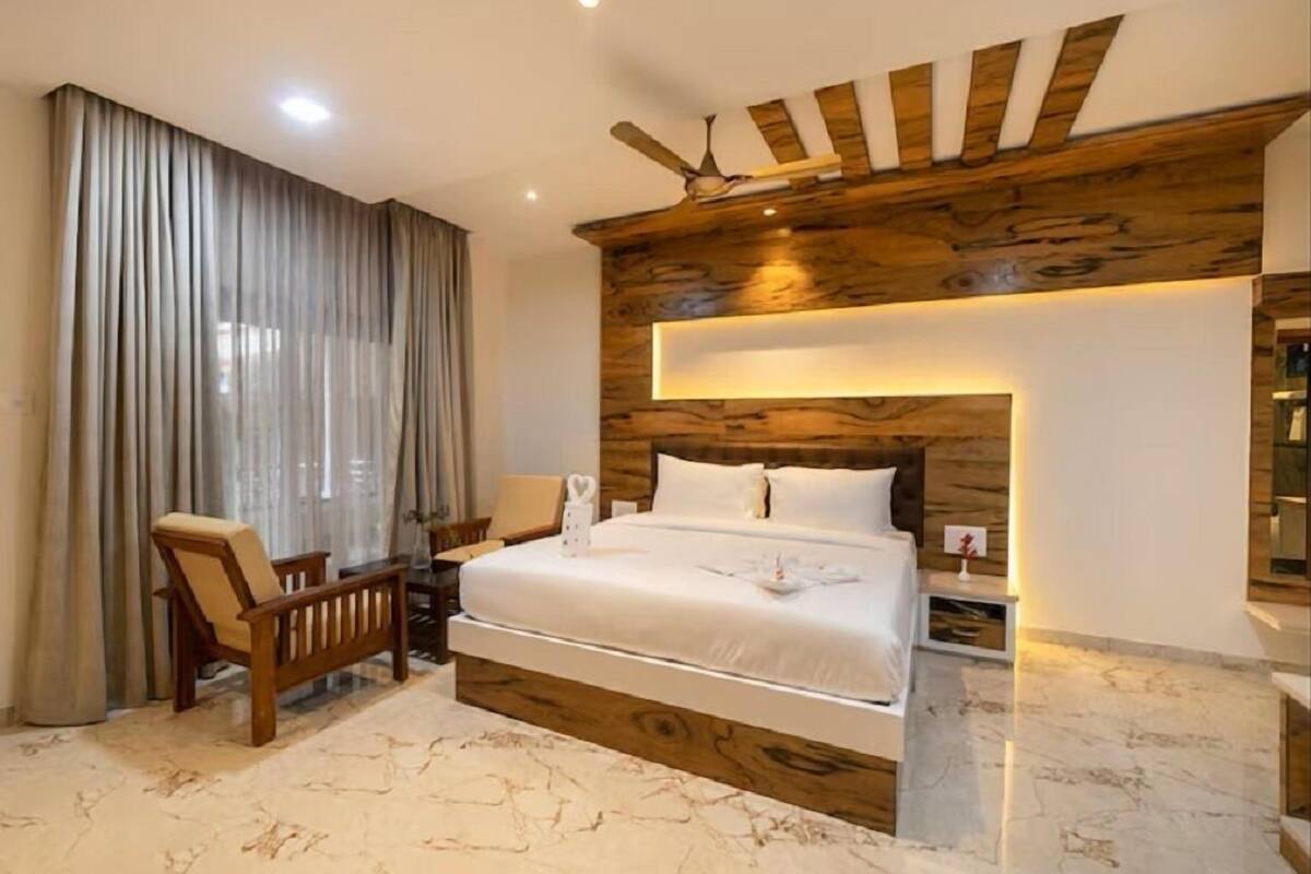 Premium bedding, desk, laptop workspace, WiFi (free)