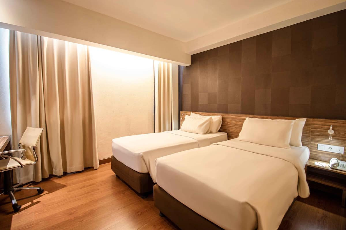 Chambre Deluxe avec lits jumeaux | Literie de qualité supérieure, minibar, bureau, Wi-Fi gratuit