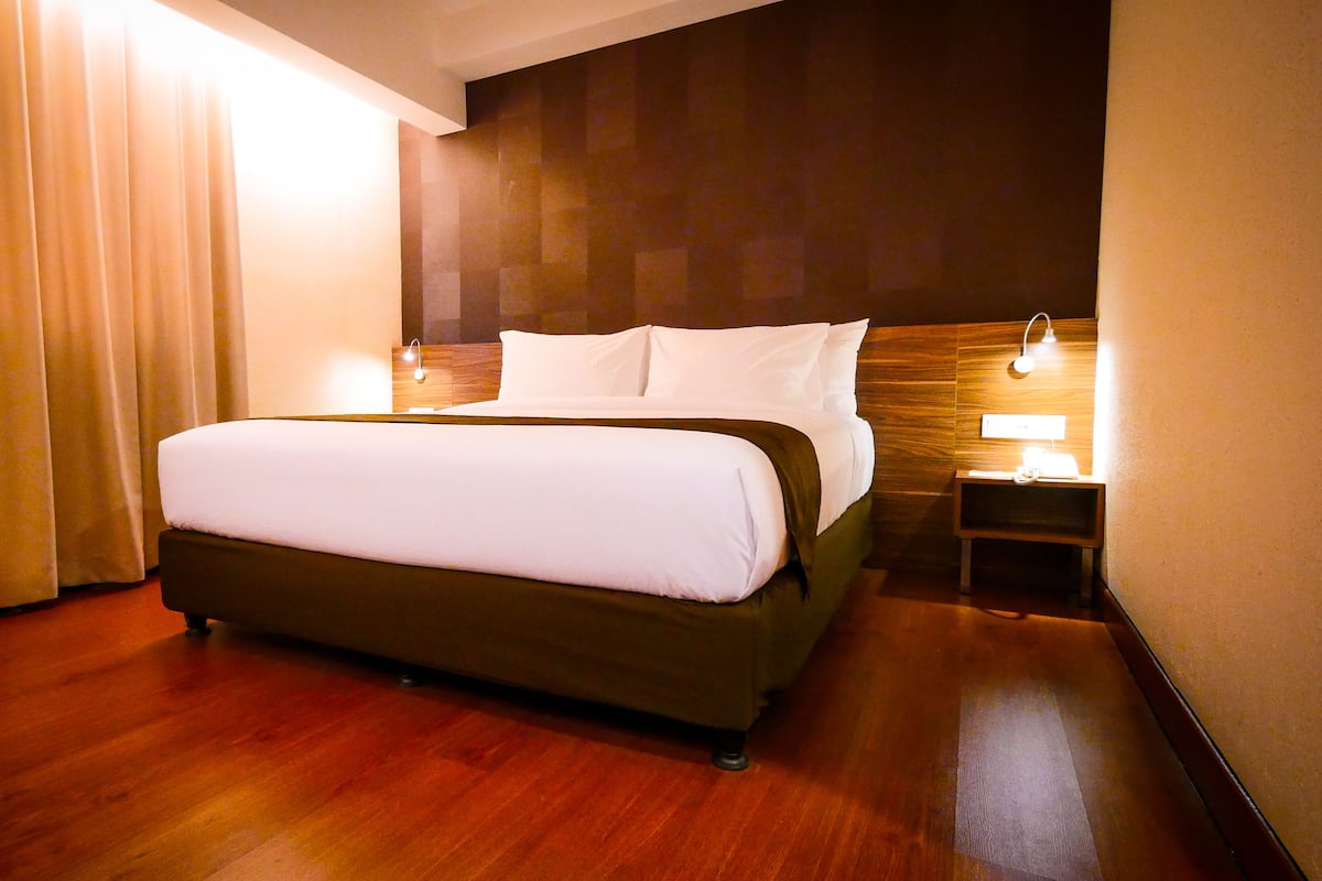 Phòng đôi Deluxe | Bộ đồ giường cao cấp, minibar, bàn