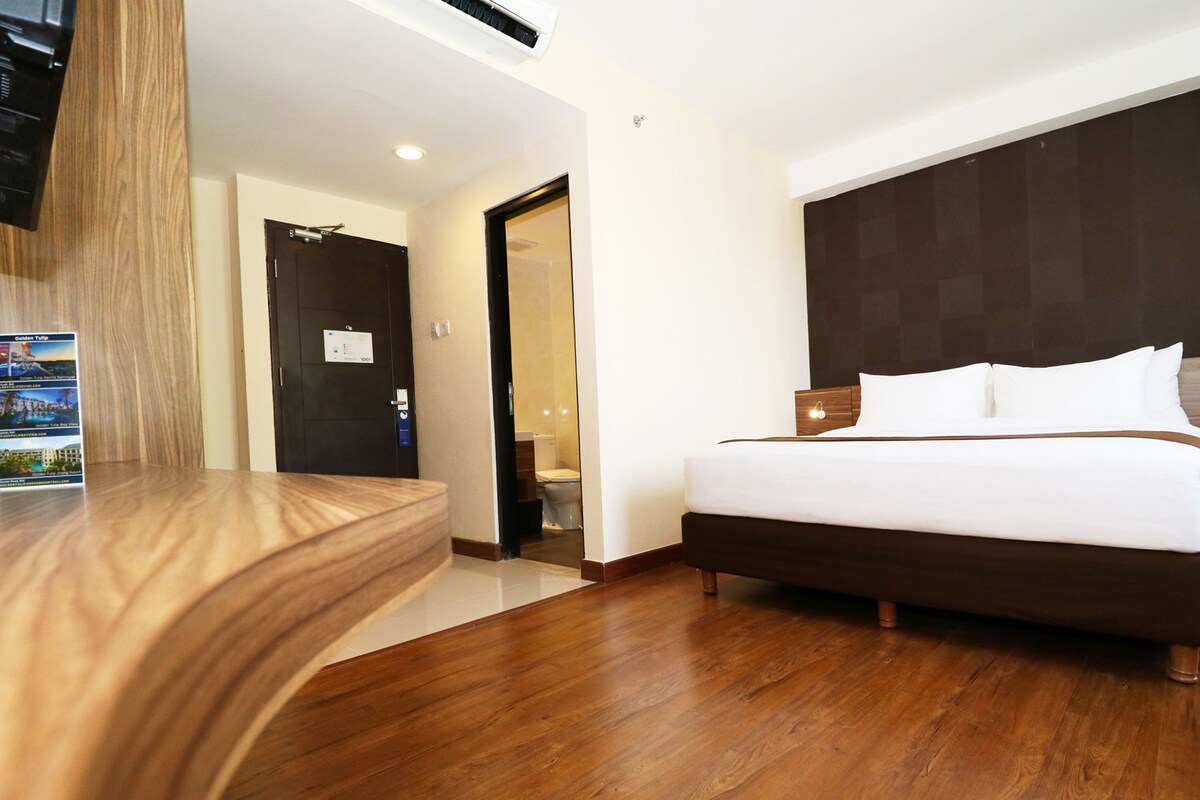 Premium bedding, minibar, desk, WiFi (free)