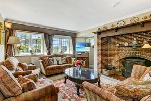 Una televisión, una chimenea