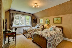 4 bedrooms, iron/ironing board, internet, bed sheets