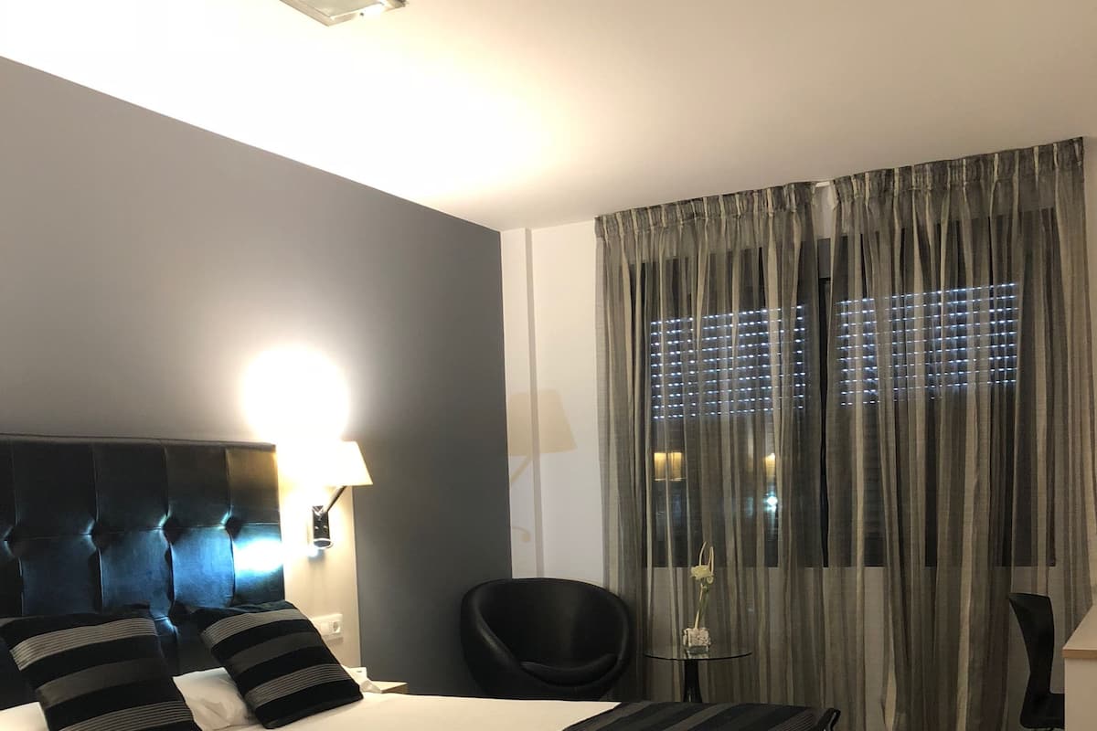 Dobbeltrom – standard | Minibar, safe på rommet, skrivebord og blendingsgardiner