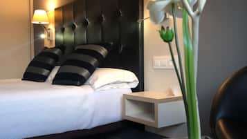 Minibar, coffres-forts dans les chambres, bureau, rideaux occultants
