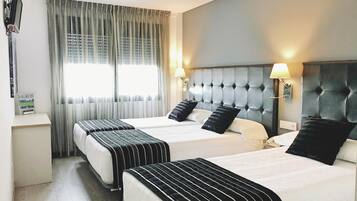 Minibar, caixa forta a l'habitació, escriptori i cortines opaques