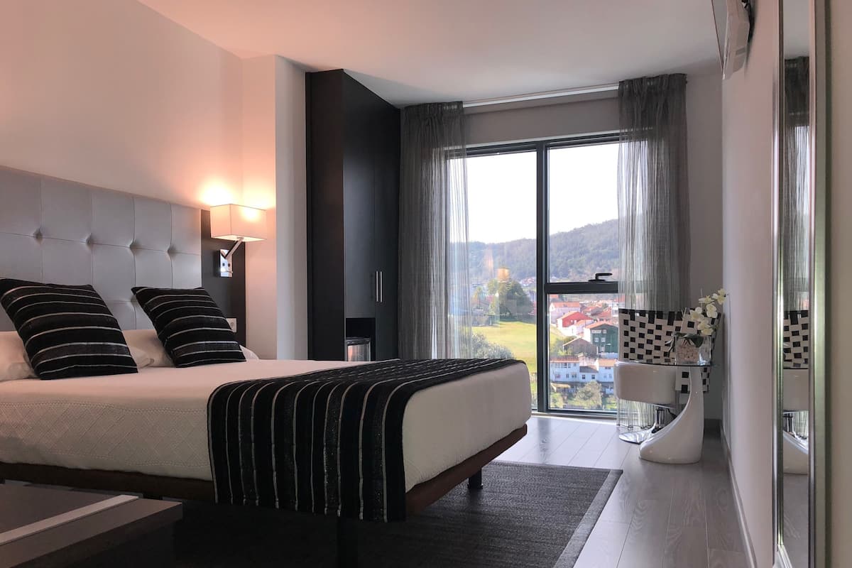 Dobbeltrom – superior | Minibar, safe på rommet, skrivebord og blendingsgardiner