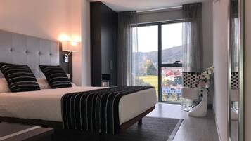 Habitació doble superior | Minibar, caixa forta a l'habitació, escriptori i cortines opaques