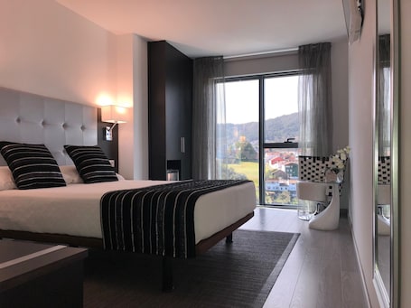 Superior-Doppelzimmer | Minibar, Zimmersafe, Schreibtisch, Verdunkelungsvorhänge. Hotel Noia