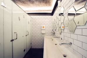 Shower, rainfall showerhead, free toiletries, hair dryer - M Boutique Hostel (Seminyak)