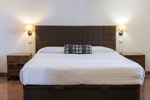 5 bedrooms, iron/ironing board, WiFi, bed sheets