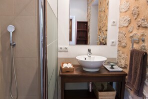 Douche, sèche-cheveux, bidet, serviettes fournies