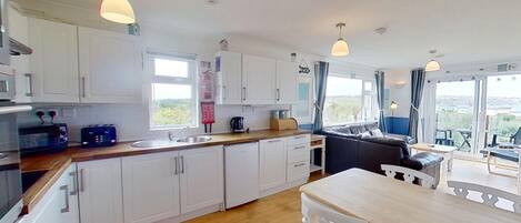 Een koelkast, een magnetron, een oven, een vaatwasser