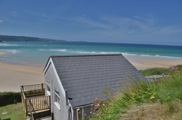 Beach nearby - Shally Mar enjoys stunning views across St Ives bay, and an enviable beach front location (Hayle)