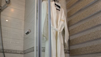 Deluxe Double Room | Bathroom shower