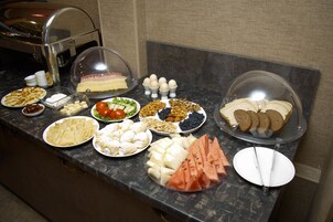 Café da manhã com buffet grátis todos os dias