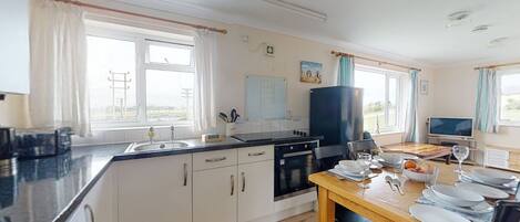 Frigorífic, microones, forn i una taula de menjador