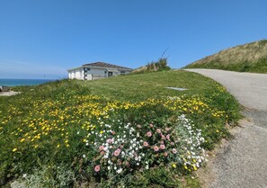 Property grounds - Bramble is a comfortable holiday bungalow within walking distance of the stunning coast line (Hayle)