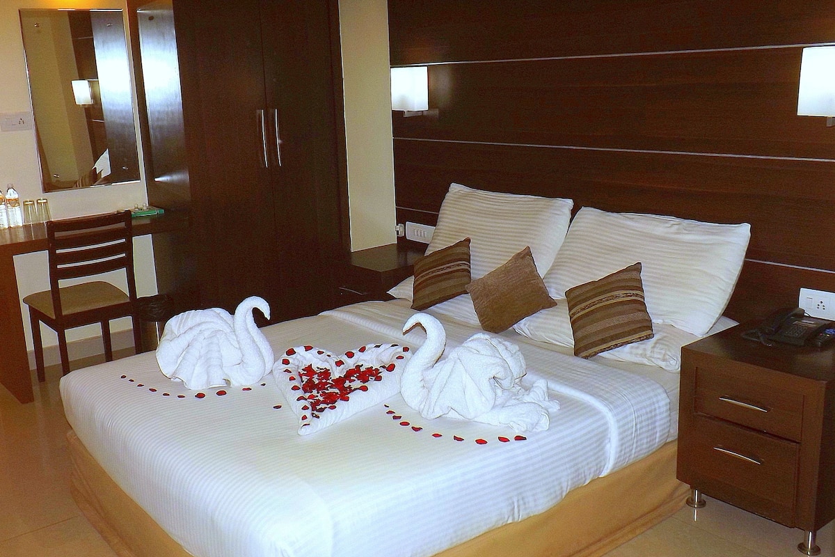 Room (Pride AC) | Desk, soundproofing, rollaway beds, wheelchair access