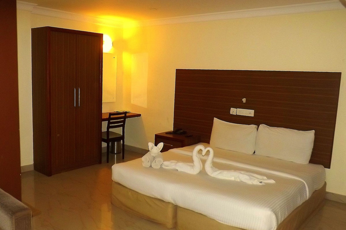 Room (Esteem AC) | Desk, soundproofing, rollaway beds, wheelchair access