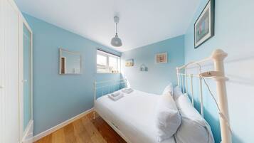 3 bedrooms, iron/ironing board, internet, bed sheets