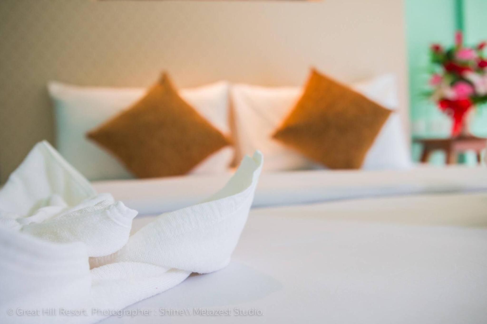 Desk, soundproofing, free WiFi, bed sheets