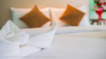 Desk, soundproofing, free WiFi, bed sheets