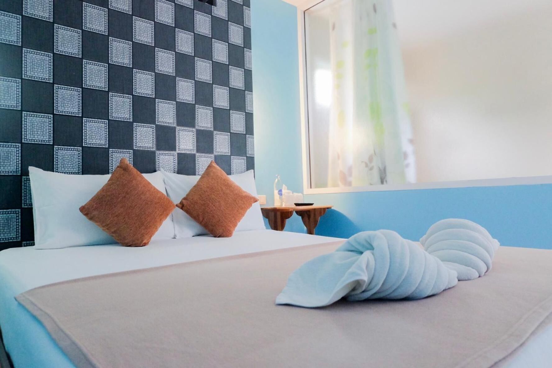 Desk, soundproofing, free WiFi, bed sheets