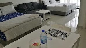 Studio Suite Keluarga, balkon, pemandangan laut sebagian | Seprai premium, tirai kedap cahaya, dan setrika/meja setrika