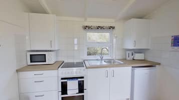 Een koelkast, een magnetron, een oven, een kookplaat