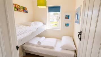 3 bedrooms, iron/ironing board, internet, bed sheets