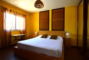 4 bedrooms, desk, iron/ironing board, free WiFi - "Special offers" Villa, Free good WIFI, pool, near the center and beach. (Corralejo)