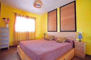 4 bedrooms, desk, iron/ironing board, free WiFi - "Special offers" Villa, Free good WIFI, pool, near the center and beach. (Corralejo)