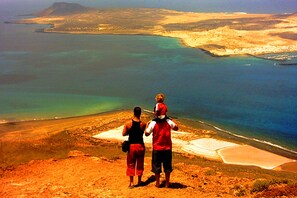 Playa en los alrededores y camastros 