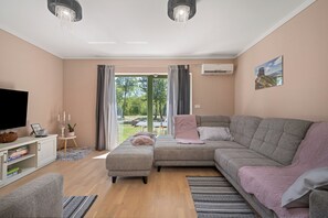 Smart TV, fireplace, ping pong - Spacious Family Villa in Istra with Pool, Mountain Views, Pet-Friendly (Boljun)