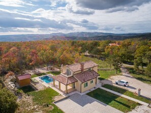 Exterior - Spacious Family Villa in Istra with Pool, Mountain Views, Pet-Friendly (Boljun)