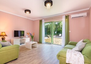 Smart TV, fireplace, ping pong