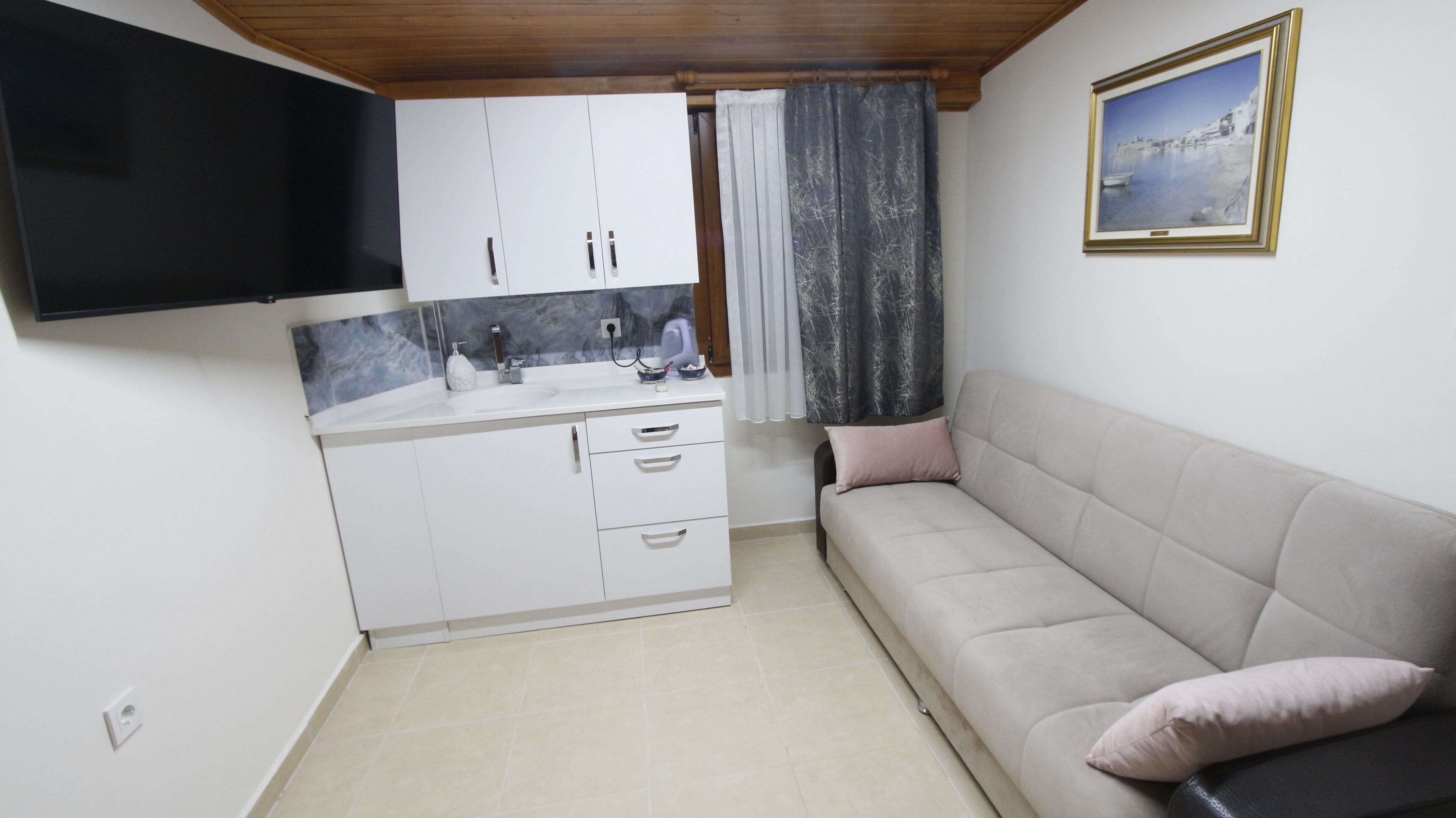 superior penthouse | 1 bedroom, premium bedding, soundproofing, iron/ironing board