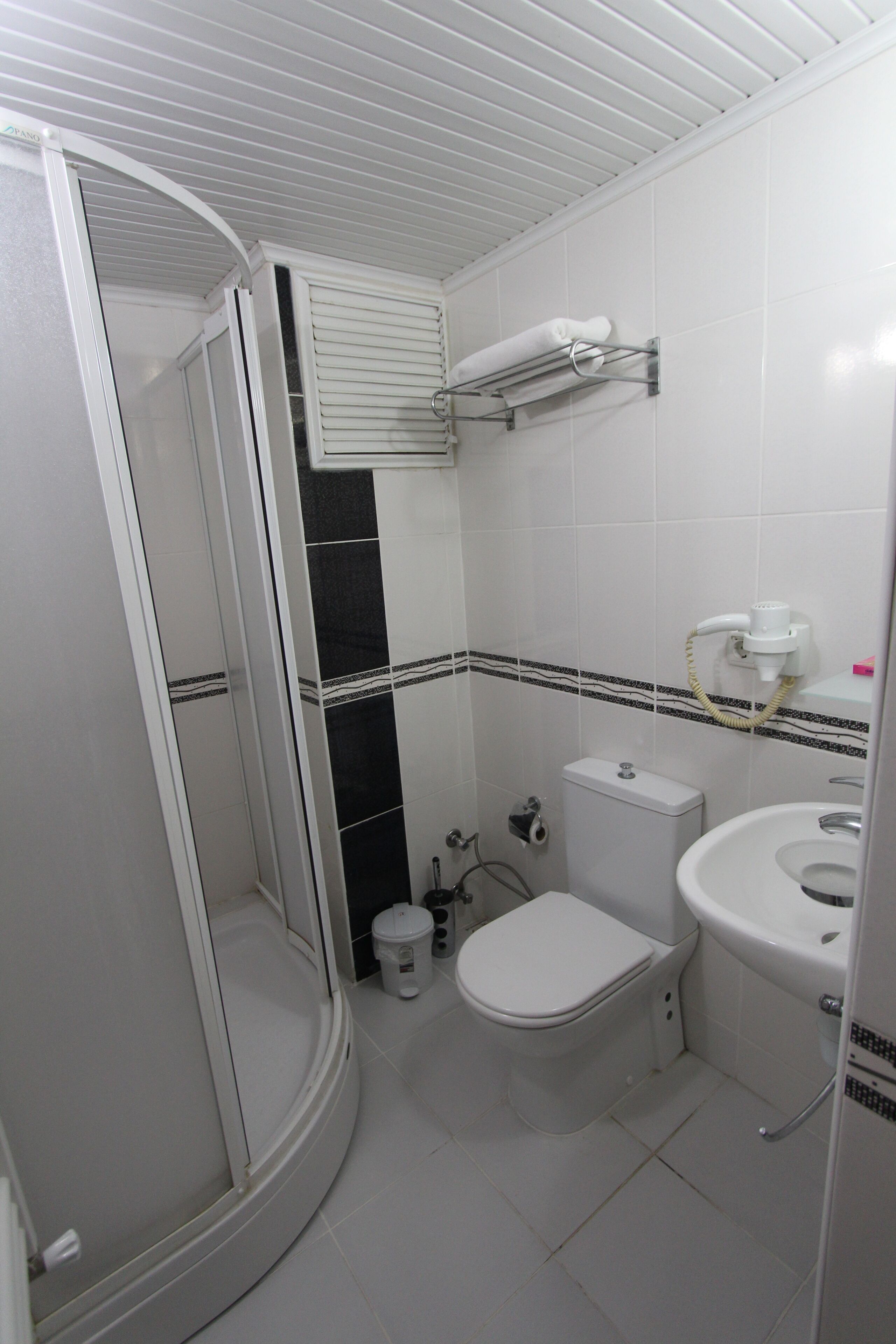 Un baño con ducha, inodoro y lavamanos.
