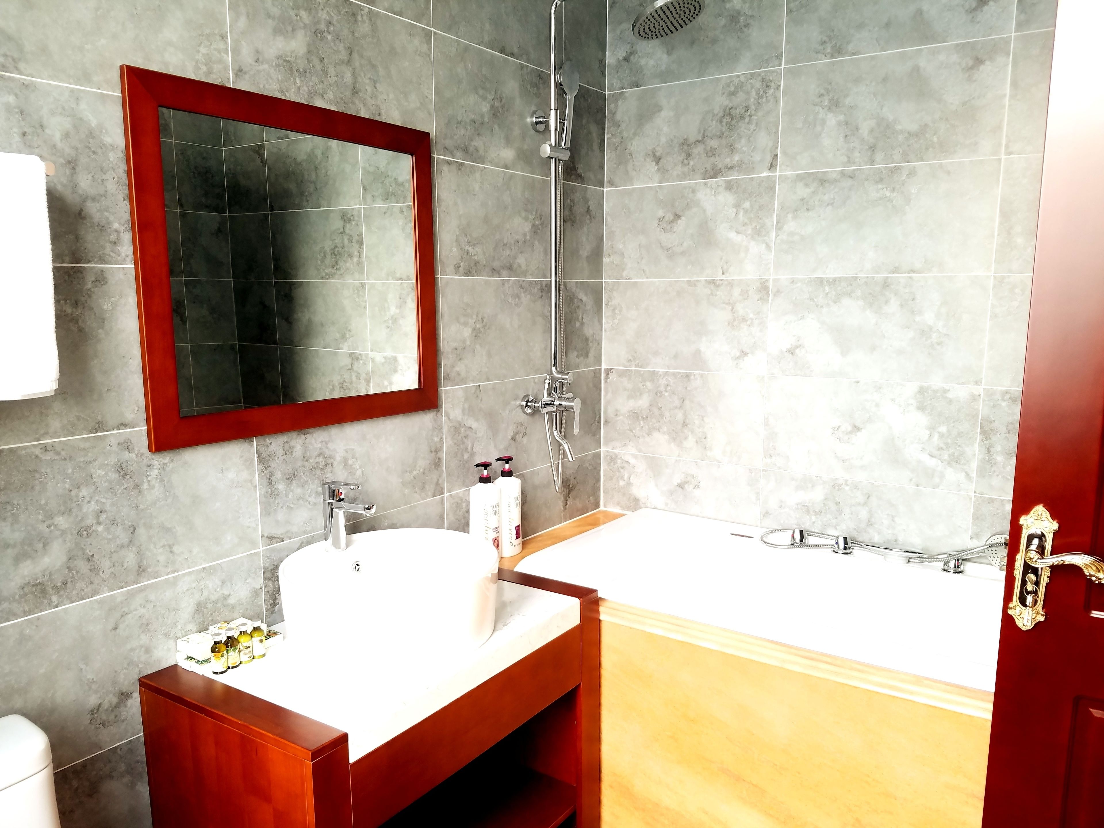 淋浴/盆浴组合、免费洗浴用品、吹风机、拖鞋